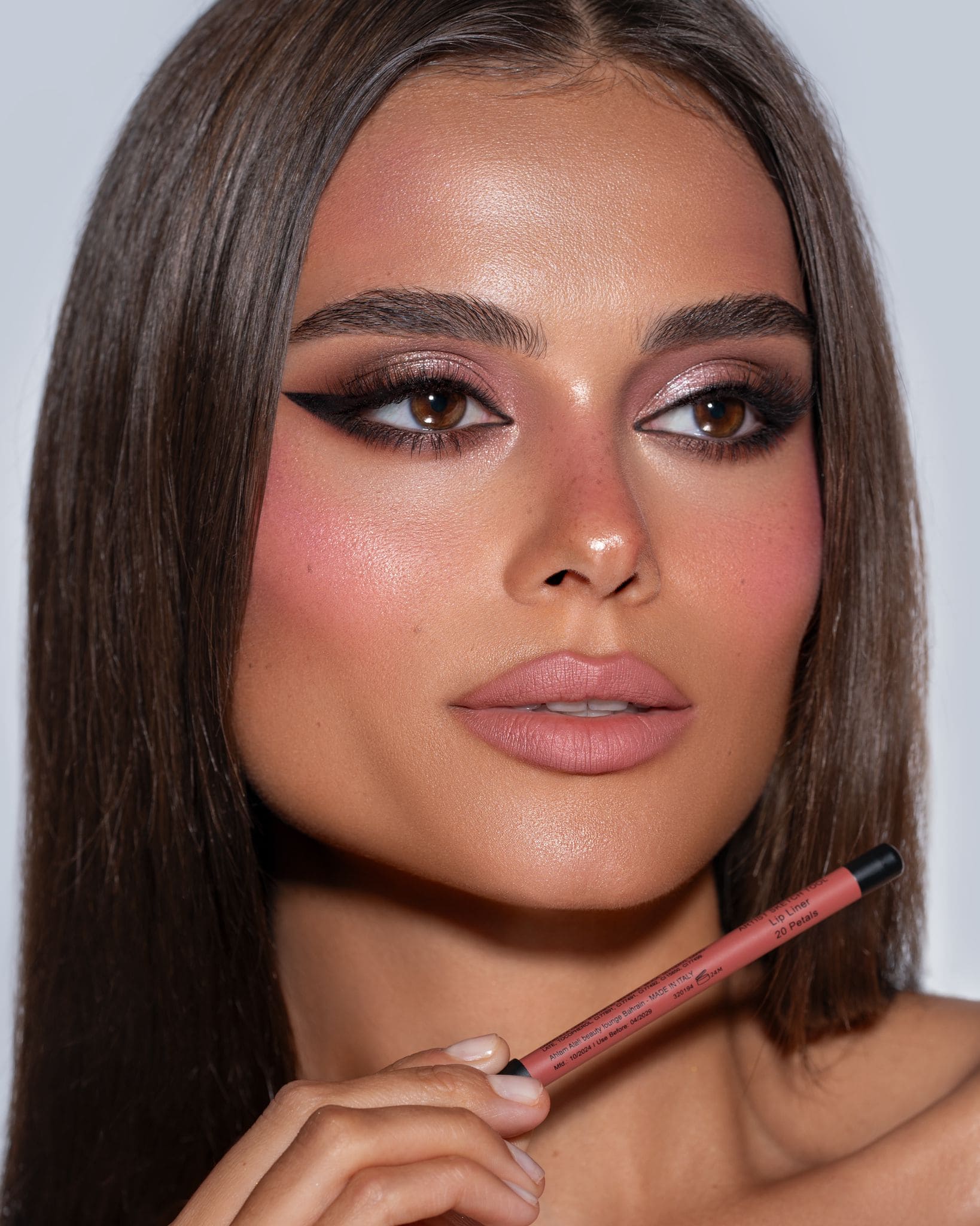 Ahlam Alali Artist Sketch Tool Lip Liner (Petals) أحلام العلي - قلم تحديد الشفاه أرتيست سكتش تول (بتلات)