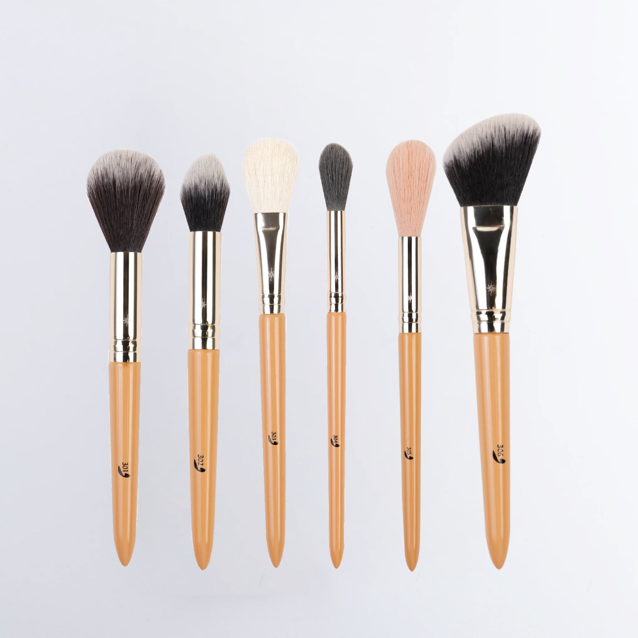 Addoony Beauty individual cheeks face brush with soft bristles for precise blush application, shown on white background.